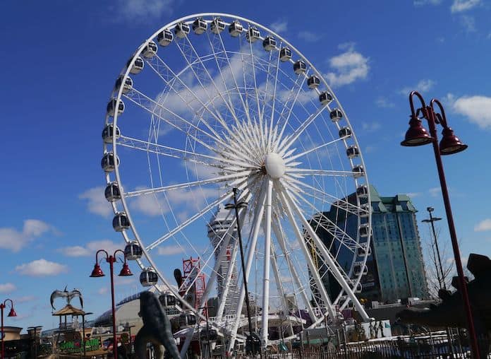 Huge Ferris wheel in Niagara Falls